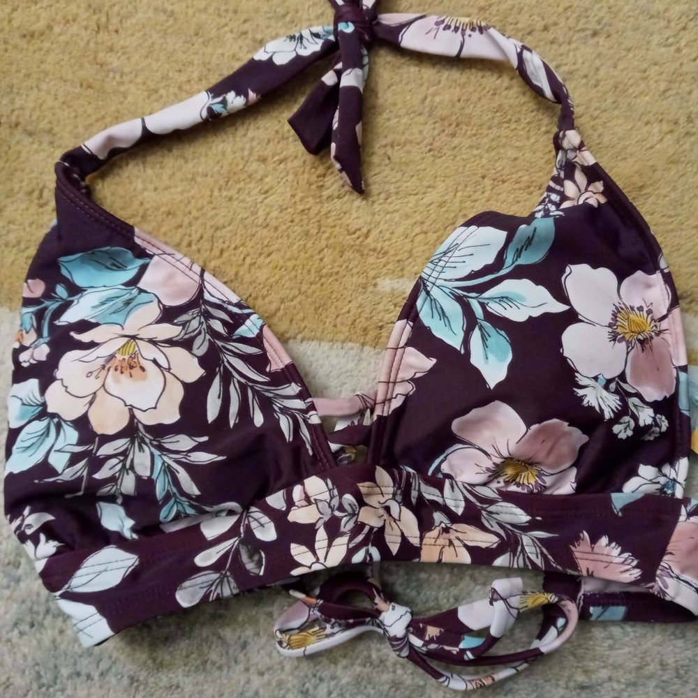 NWT. Floral bikini top size small